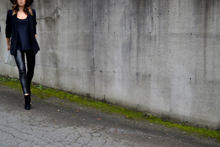 black blazer mango, leather pants, booties, all black, felt fedora, editor style chic3