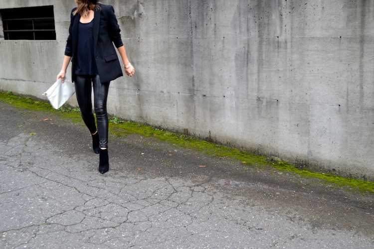 black blazer mango, leather pants, booties, all black, felt fedora, editor style chic4