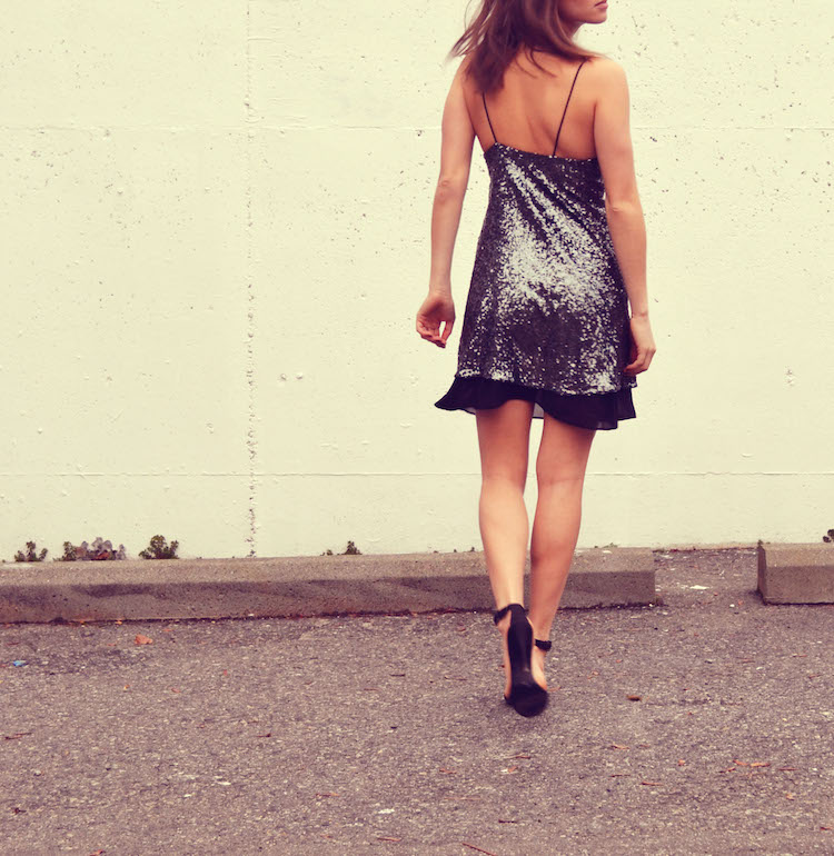 new years eve outfit, fashion magazine, what to wear on new years, sequin dress, zara, black sandals, messy hair, simple makeup4