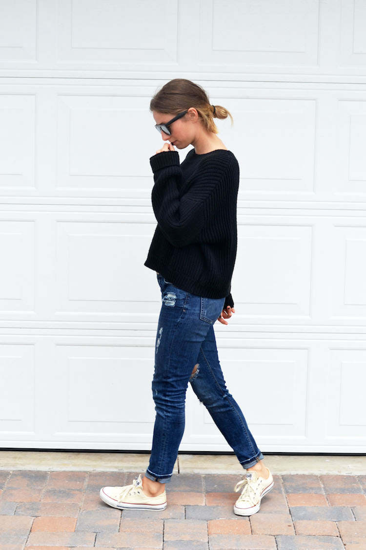 travel outfit, how to look chic while traveling, on the plane, forever21 reflective sunnies, oversized black sweater, the august diaries, top fashion blog, distressed jeans, converse1
