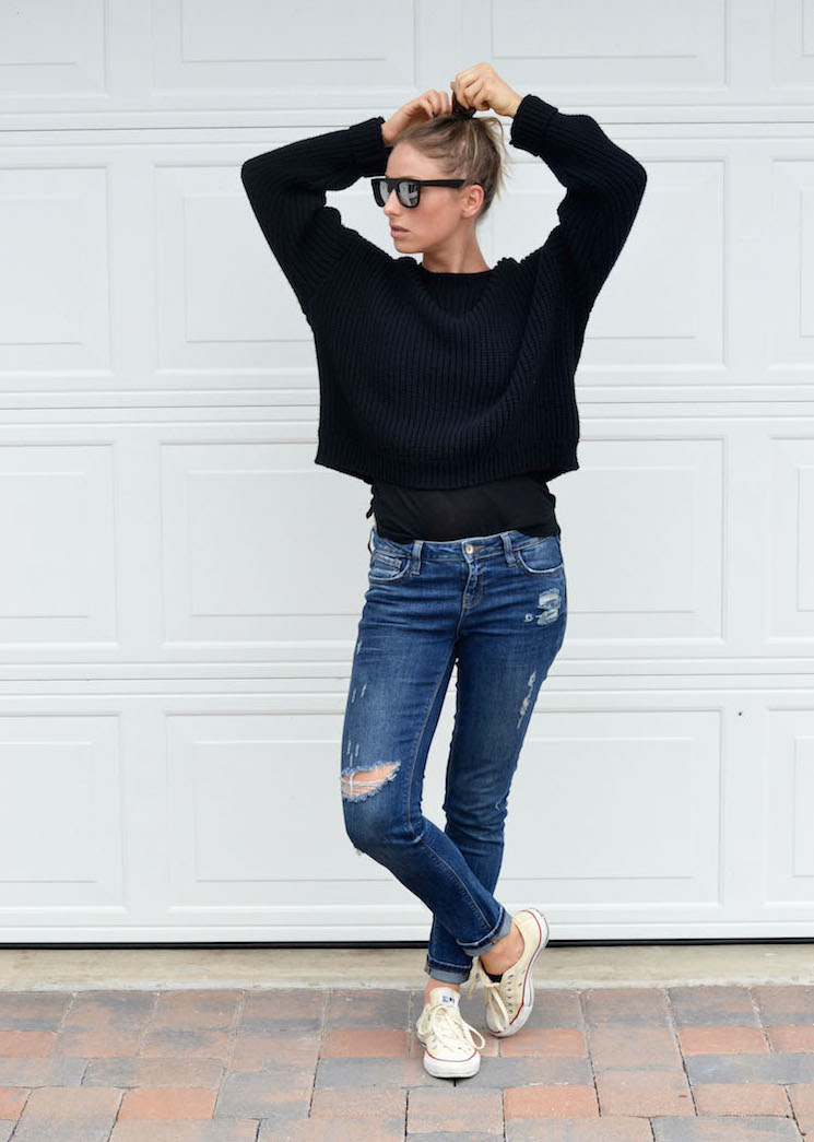 travel outfit, how to look chic while traveling, on the plane, forever21 reflective sunnies, oversized black sweater, the august diaries, top fashion blog, distressed jeans, converse6