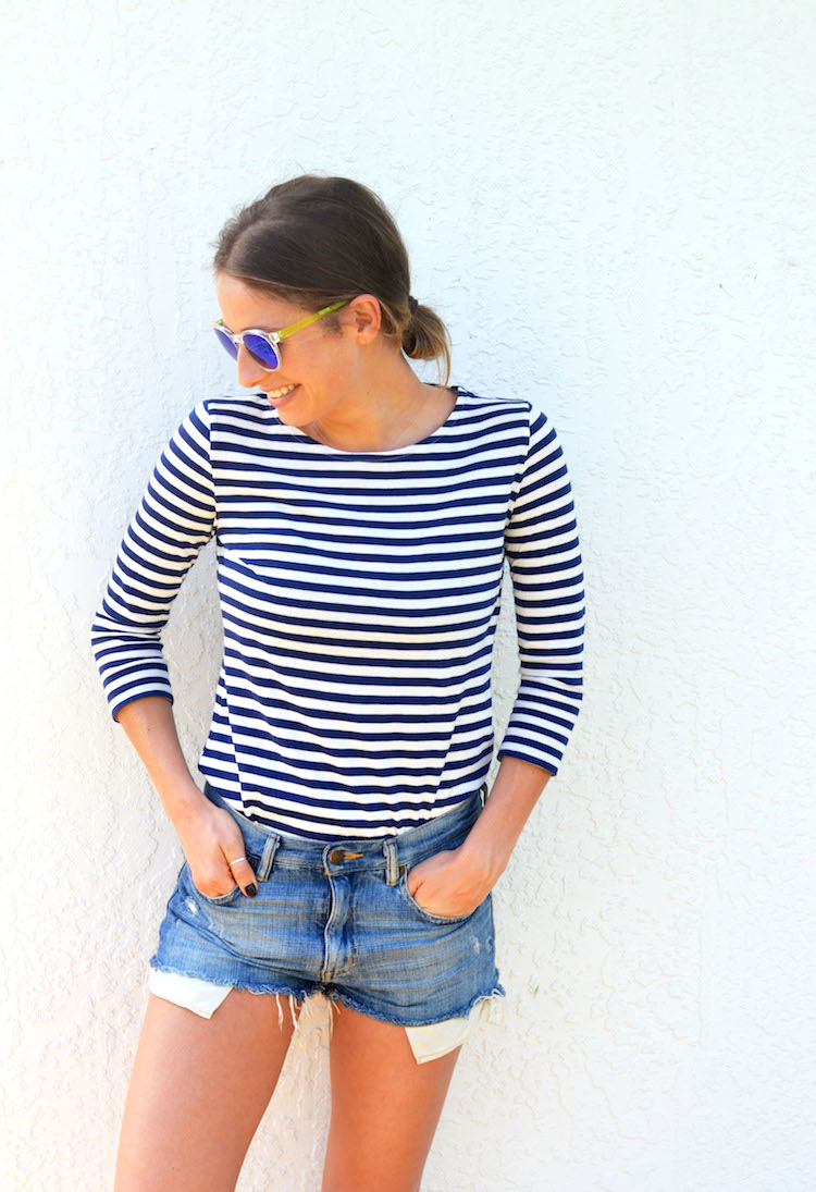 what to wear this summer, striped top, distressed denim, reflective sunglasses, forever21, low ponytail, easy hair, the august diaries1