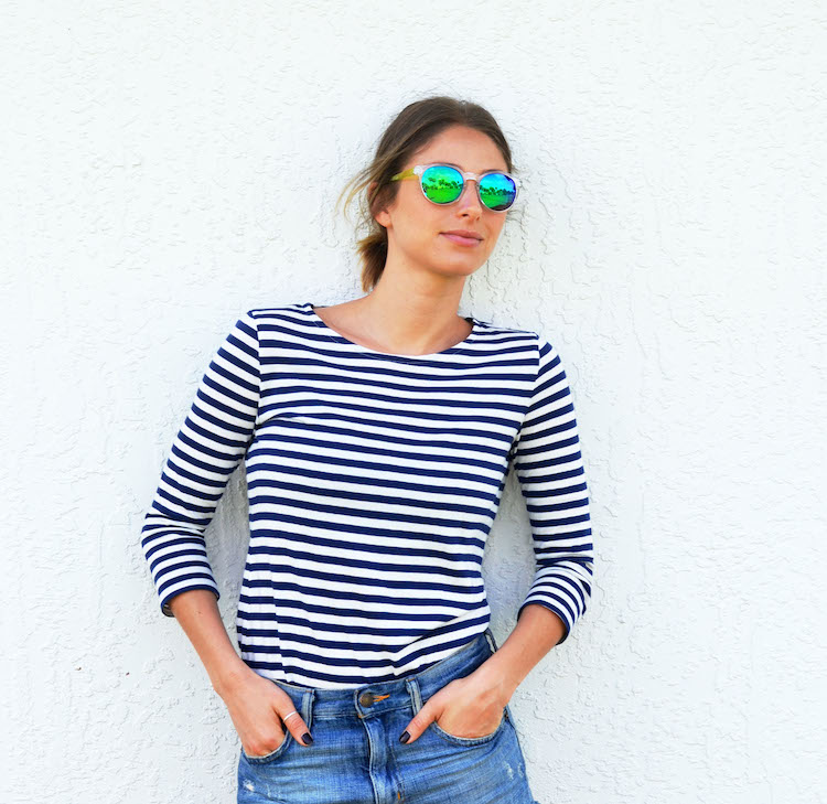 what to wear this summer, striped top, distressed denim, reflective sunglasses, forever21, low ponytail, easy hair, the august diaries3