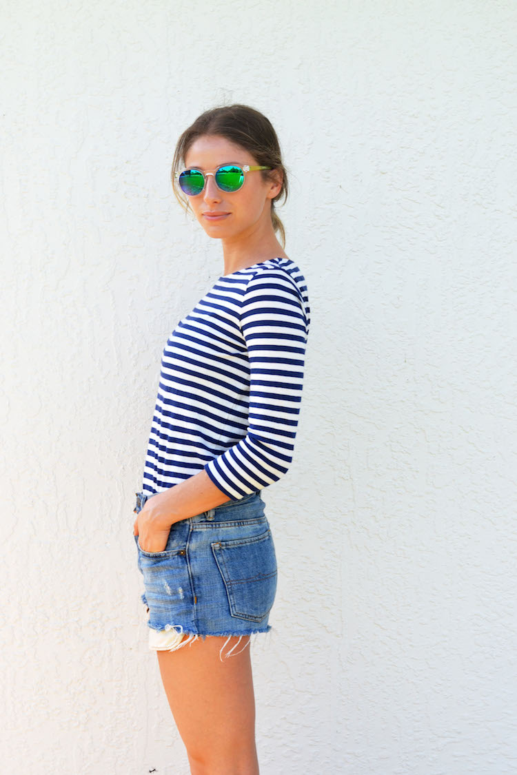 what to wear this summer, striped top, distressed denim, reflective sunglasses, forever21, low ponytail, easy hair, the august diaries5