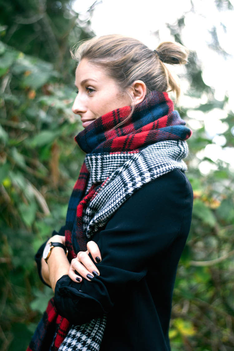 8 must have accessories, plaid blanket scarf, chic, effortless, comfortable, winter, style 