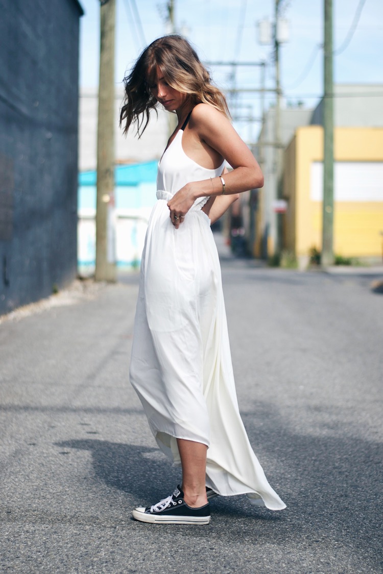 white summer dra dress, street style, beachy waves,  what to wear this summer