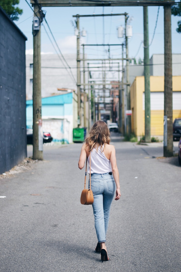 girlfriend jeans, mom jeans, white tank, street style, pumps, blogger