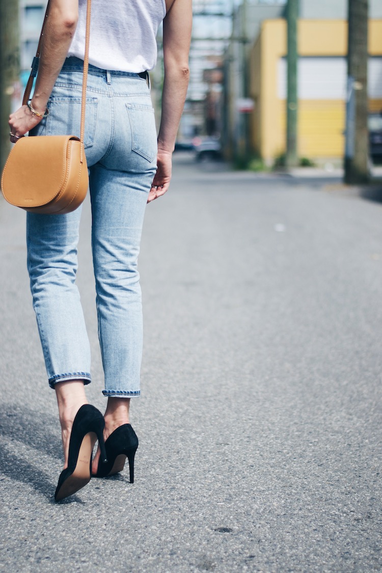 girlfriend jeans butt, aritzia, brown leather saddle bag, street style, blogger
