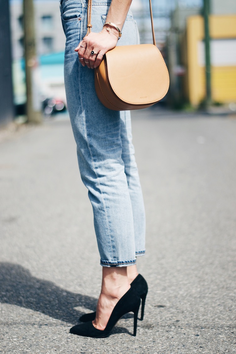 girlfriend jeans, brown leather saddle bag, aritzia, black pumps