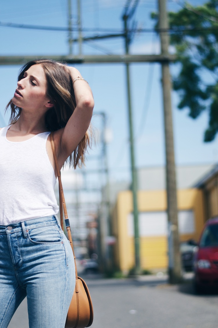 girlfriend jeans, ombre hair, simple chic street style, natural makeup