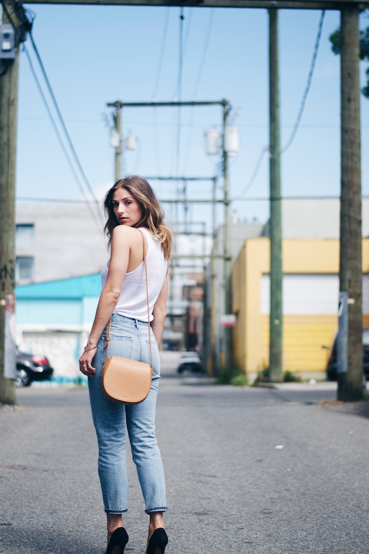 girlfriend jeans, mom jeans, white tank, street style, pumps, blogger