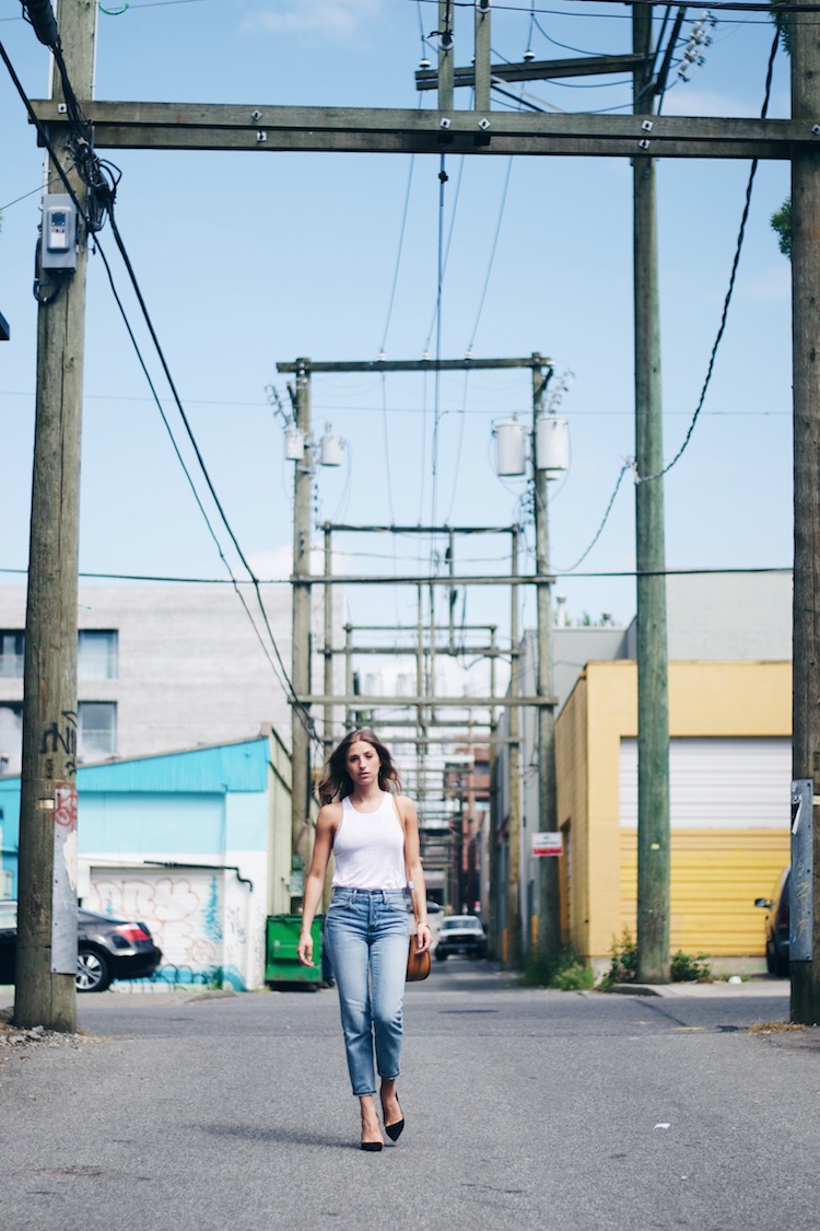 girlfriend jeans, mom jeans, white tank, street style, pumps, blogger