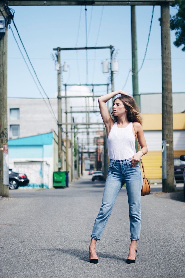 girlfriend jeans, mom jeans, white tank, street style, pumps, blogger