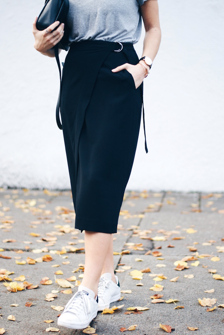 casual cool outfit, black wrap skirt, adidas stan smith 