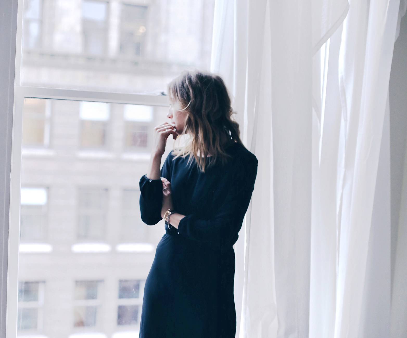 how to wear all black