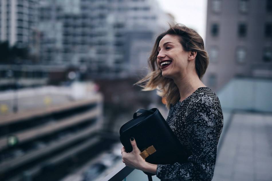 style-blogger-jill-lansky-of-the-august-diaries-showing-easy-holiday-outfits-in-old-navy-print-dress-celine-box-bag