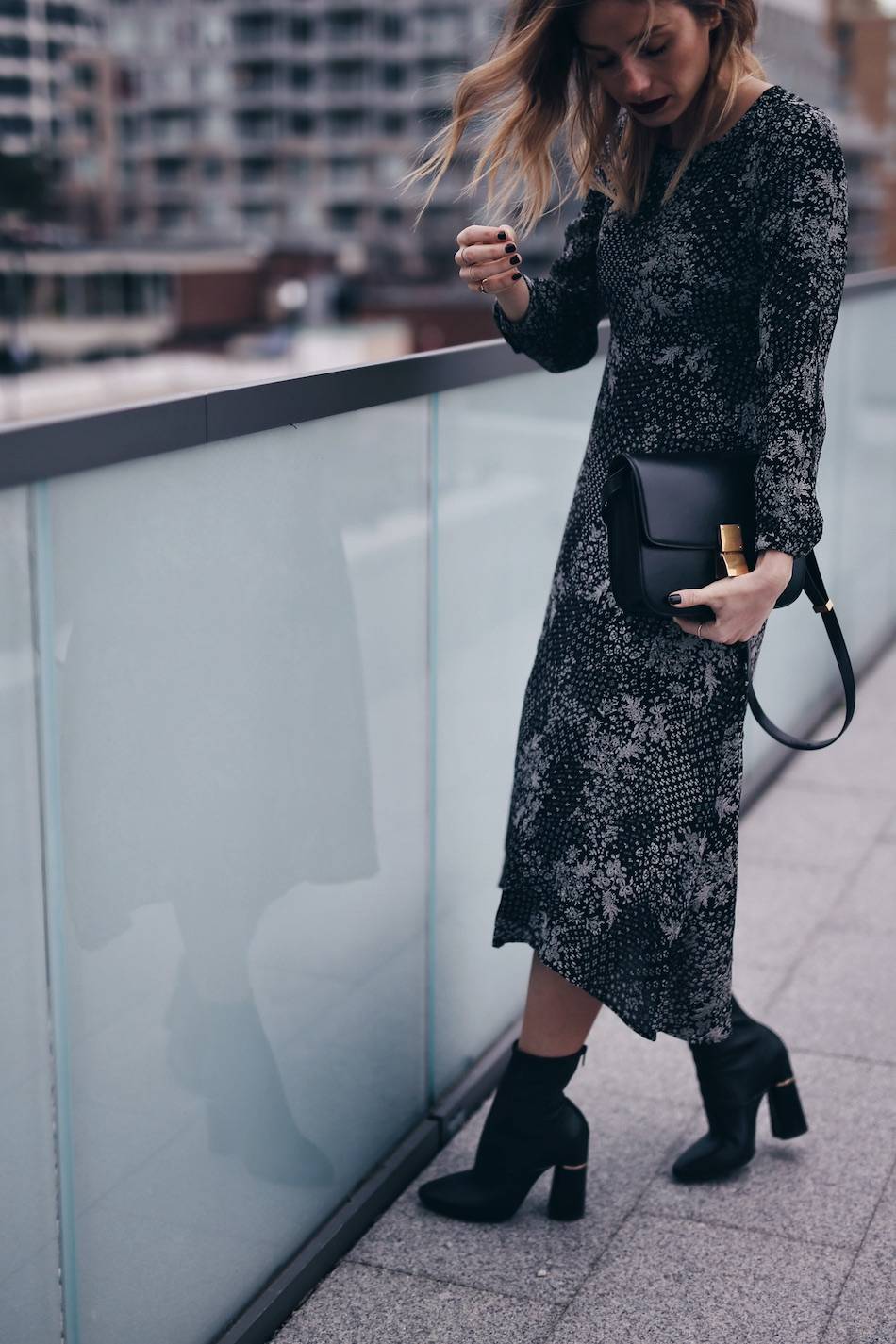 style-blogger-jill-lansky-of-the-august-diaries-showing-easy-holiday-outfits-in-old-navy-print-dress-celine-box-bag-and-3-1-phillip-lim-kyoto-boots-2