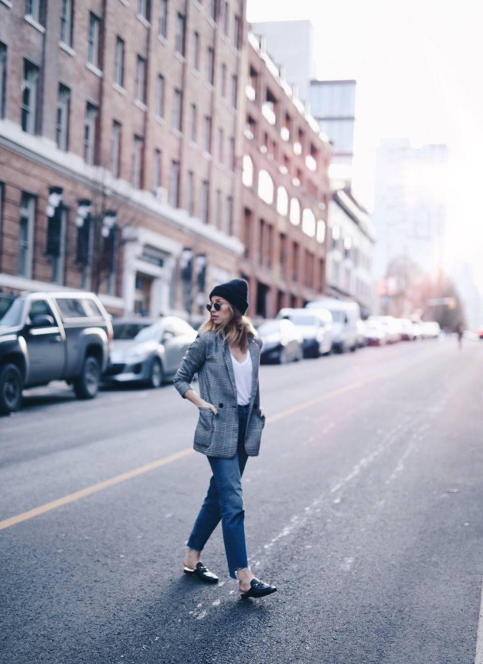 Style and beauty blogger Jill Lansky of The August Diaries casual chic street style in gucci loafers, blazer