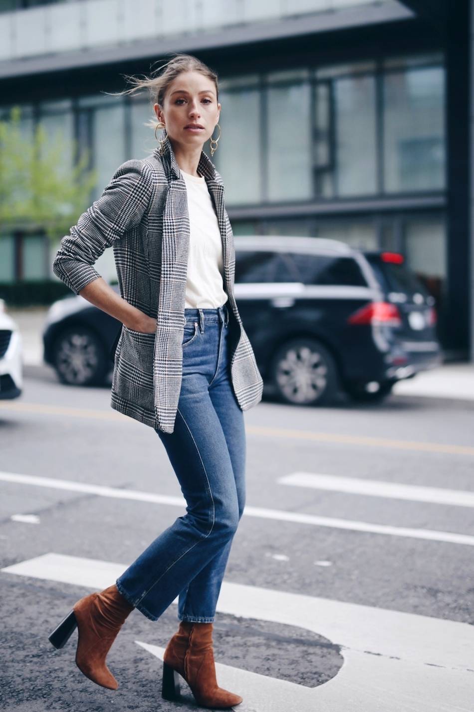what to wear to dinner in jeans, t-shirt, plaid blazer, brown suede boots
