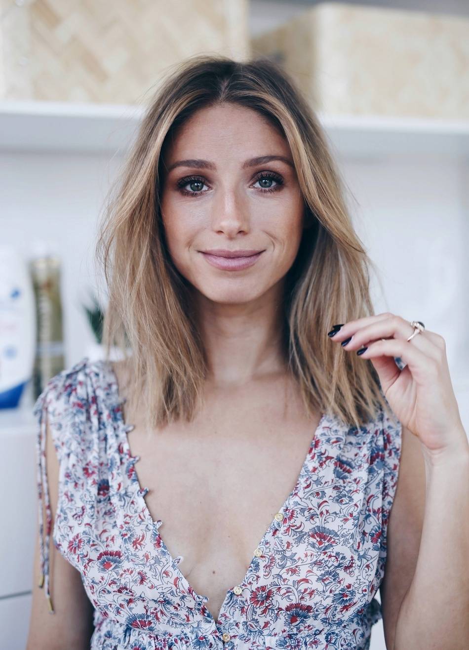 summer beauty look with soft smokey eye and straight hair in ulla johnson floral dress
