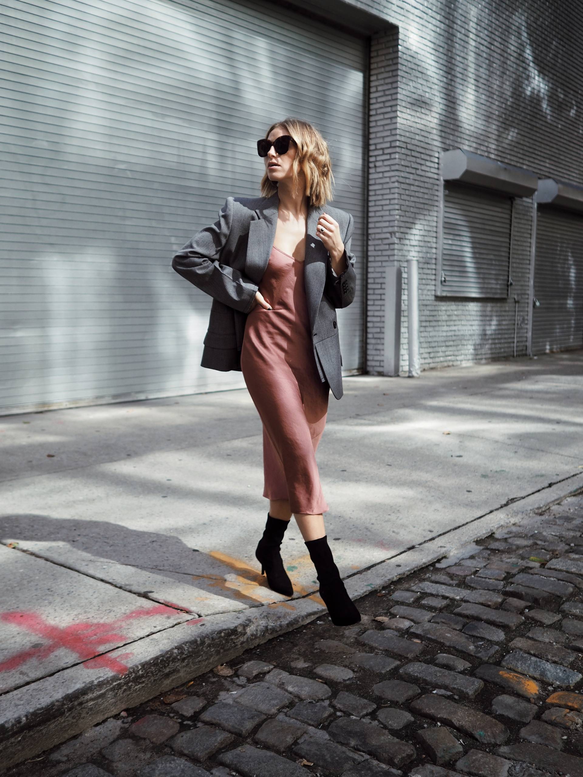 Style and beauty blogger Jill Lansky of the August Diaries in fall outfits, fall dresses, fall clothes