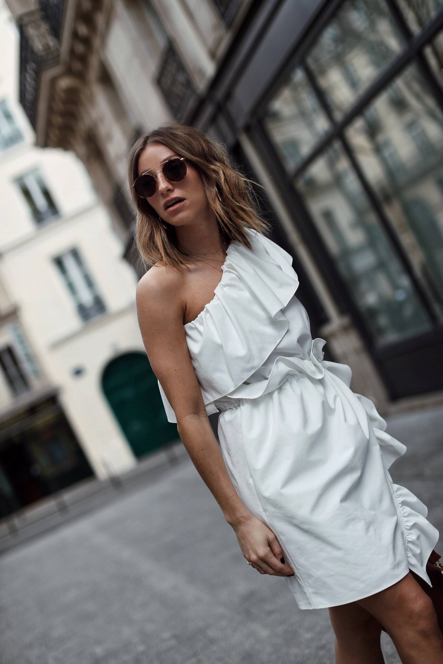 Style and beauty blogger Jill Lansky of The August Diaries in GOEN.J white dress